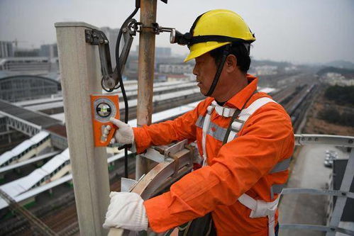 高空守護者 騎跨式高鐵站旁的鐵塔檢修與通訊設備維修紀實